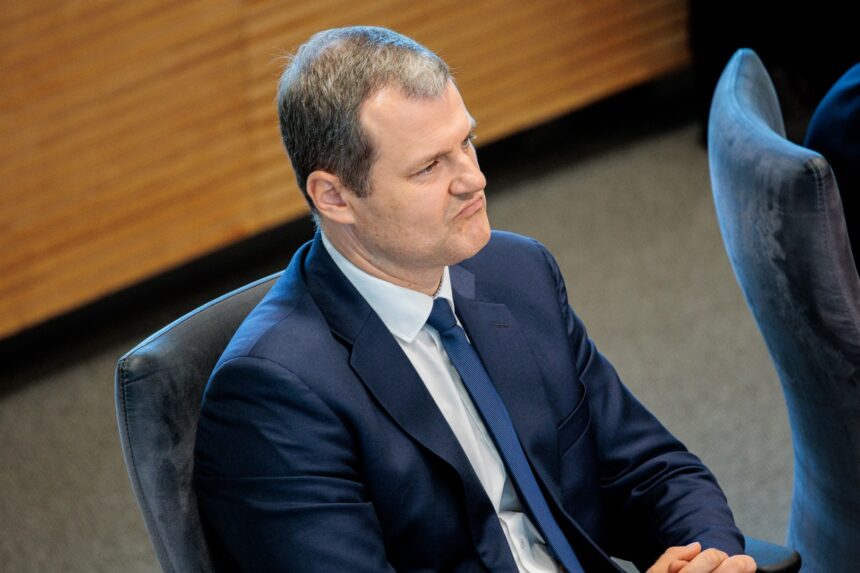 Generalinei prokurorei Nidai Grunskienei prašant Seimo panaikinti ekspremjero Gintauto Palucko teisinę neliečiamybę, pats politikas tvirtina neketinantis trauktis iš parlamento bei atsisakyti mandato.