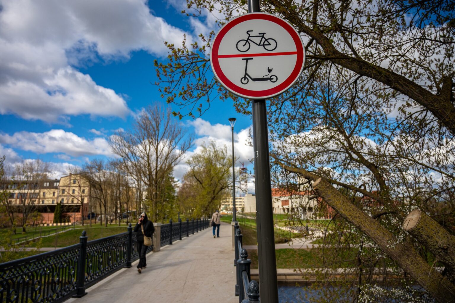 Panevėžys, ne vienerius metus deklaruojantis ambiciją tapti dviratininkų miestu, susidūrė su paradoksu. Nors kasmet plėtojama darnaus judumo infrastruktūra, po remonto atnaujintas A. Jakšto gatvės pėsčiųjų tiltas praėjusių metų pabaigoje buvo atvertas išties tik pėstiesiems.