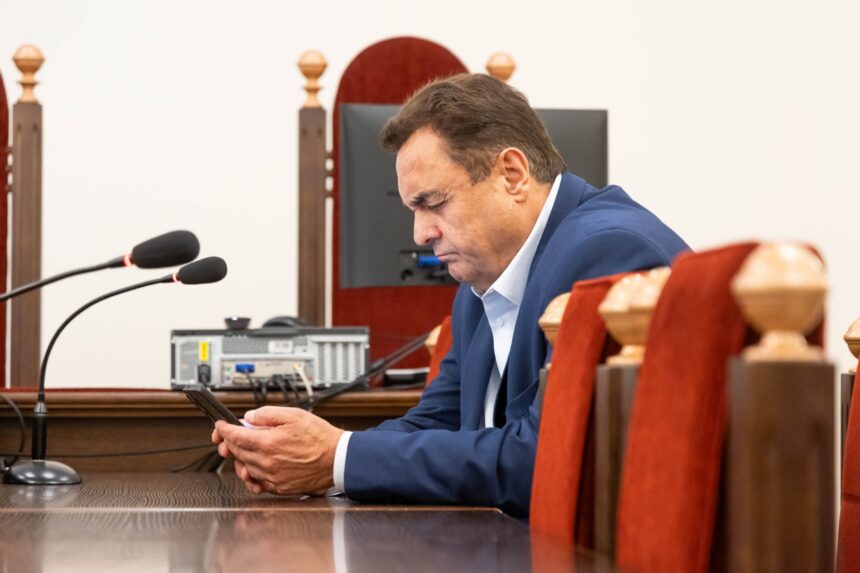 Lietuvos apeliacinis teismas pirmadienį paskelbė, kad panaikina anksčiau paskelbtą apkaltinamąjį nuosprendį už LGBTQ asmenų niekinimą nuteistam europarlamentarui Petrui Gražuliui.