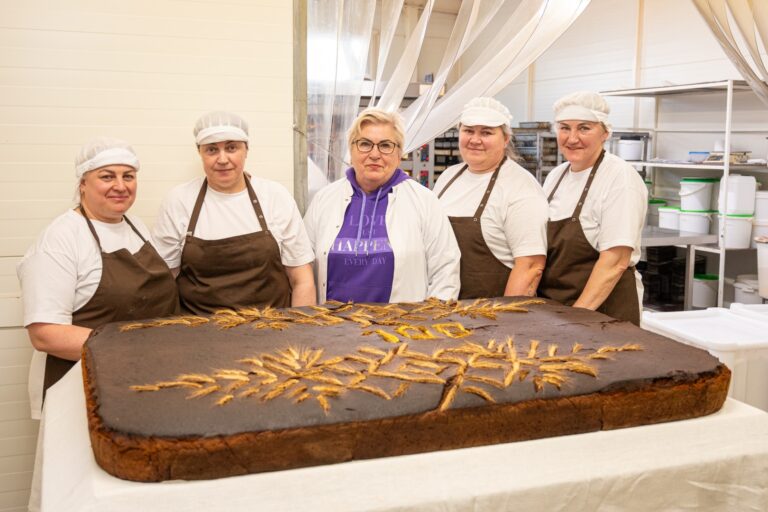 Senąsias duonos kepimo tradicijas puoselėjantys Audronė ir Albinas Kisieliai iš Panevėžio rajono išskirtinei šventei – Panevėžio vyskupijos 100 metų jubiliejui iškepė įspūdingą šimto kilogramų duonos kepalą.