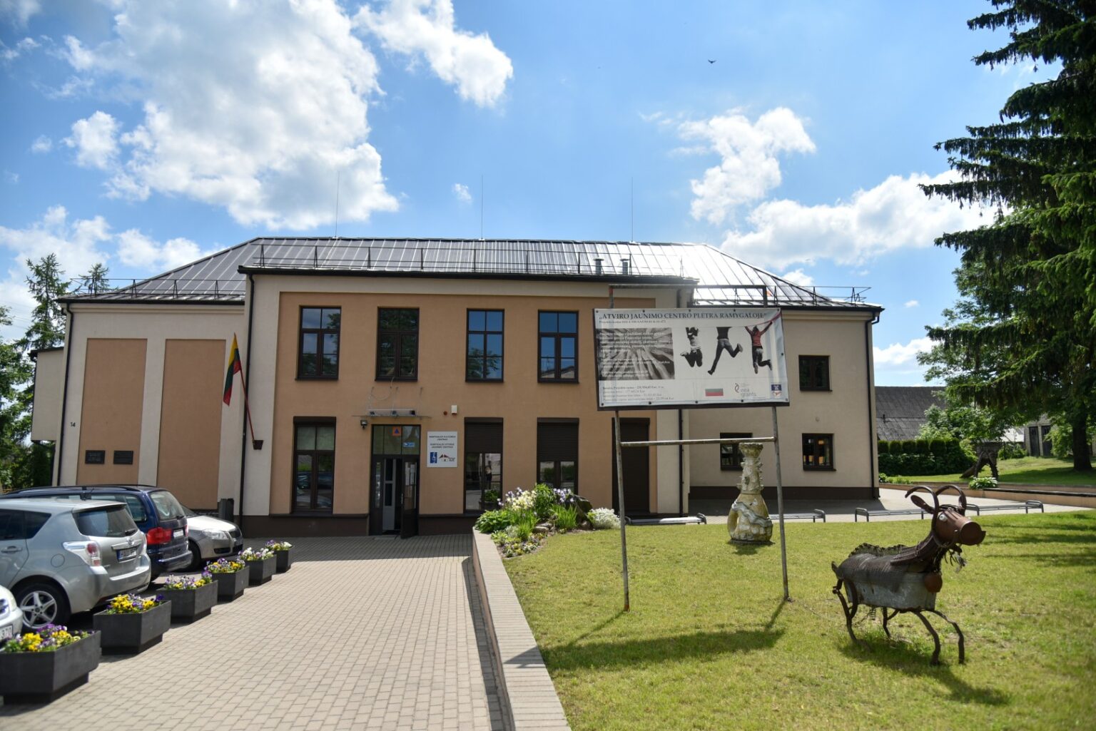 Ramygaloje prie buvusios sinagogos, kurioje dabar veikia Kultūros bei Atviras jaunimo centrai, planuojama pastatyti ženklą, priminsiantį pirminę šio pastato paskirtį.