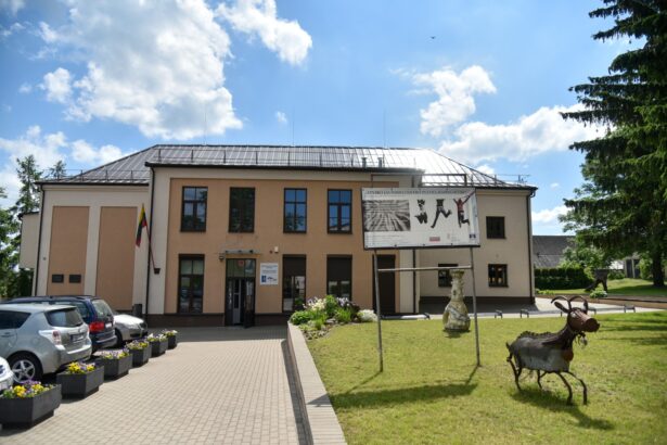 Ramygaloje prie buvusios sinagogos, kurioje dabar veikia Kultūros bei Atviras jaunimo centrai, planuojama pastatyti ženklą, priminsiantį pirminę šio pastato paskirtį.