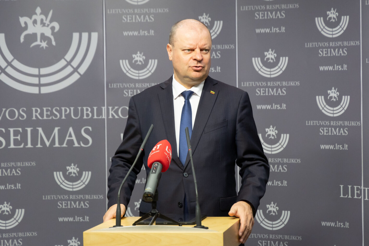 Laikinajam demokratų lyderiui Virginijui Sinkevičiui sakant, jog buvęs Demokratų sąjungos „Vardan Lietuvos“ vadovas Saulius Skvernelis, kuriam prokuratūra siekia pareikšti įtarimus, turėtų pasitraukti iš demokratų frakcijos Seime, pastarasis sako, jog iš frakcijos buvo išmestas, o tokias V. Sinkevičiaus kalbas viešojoje erdvėje vadina smūgiu į nugarą.