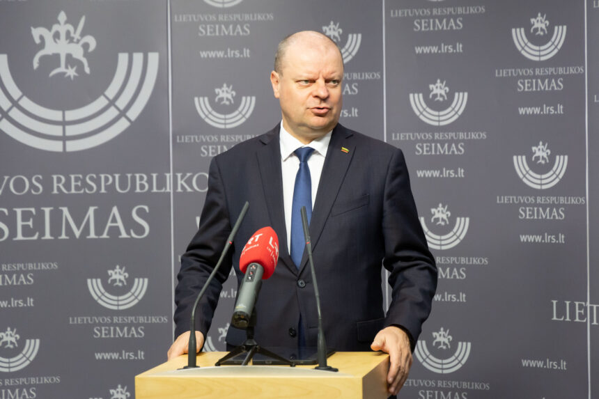 Laikinajam demokratų lyderiui Virginijui Sinkevičiui sakant, jog buvęs Demokratų sąjungos „Vardan Lietuvos“ vadovas Saulius Skvernelis, kuriam prokuratūra siekia pareikšti įtarimus, turėtų pasitraukti iš demokratų frakcijos Seime, pastarasis sako, jog iš frakcijos buvo išmestas, o tokias V. Sinkevičiaus kalbas viešojoje erdvėje vadina smūgiu į nugarą.