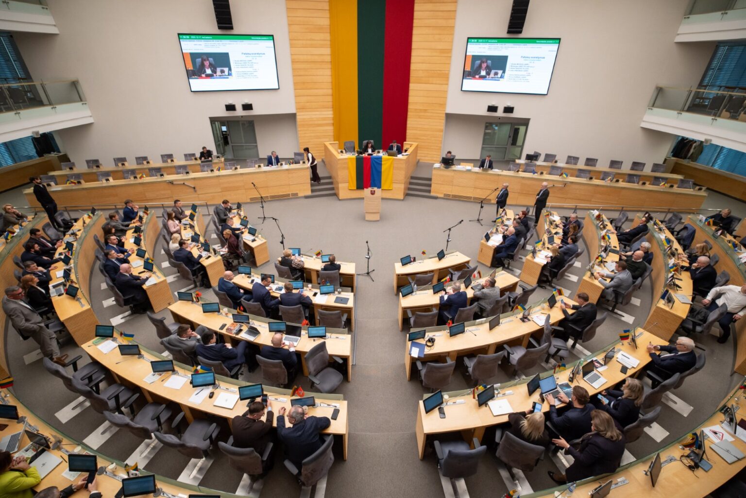 Didžiausia Lietuvoje veikianti politinė jėga – Lietuvos socialdemokratų partija (LSDP) per praėjusį pusmetį neteko kone 400 narių, o konservatorių gretos sumažėjo 100 asmenų. Teisingumo ministerijos duomenimis, kitose didžiosiose partijose reikšmingesnių narių skaičiaus pokyčių pastarąjį pusmetį nefiksuota.