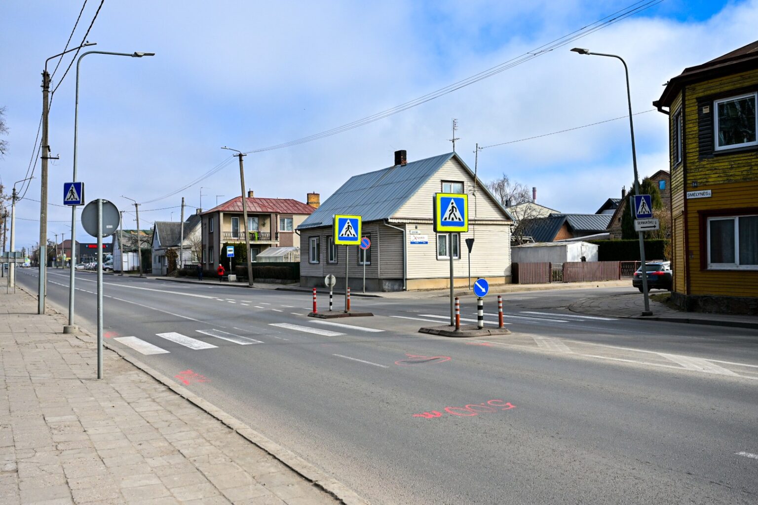 Po skaudžios nelaimės, kai Smėlynės gatvėje pirmadienį automobilio partrenkta moteris po pusantros valandos mirė ligoninėje, dar ir vakar avarijos vietą žymėjo kraujo dėmės bei policijos palikti ženklai – spalvoti įrašai pačioje gatvėje.