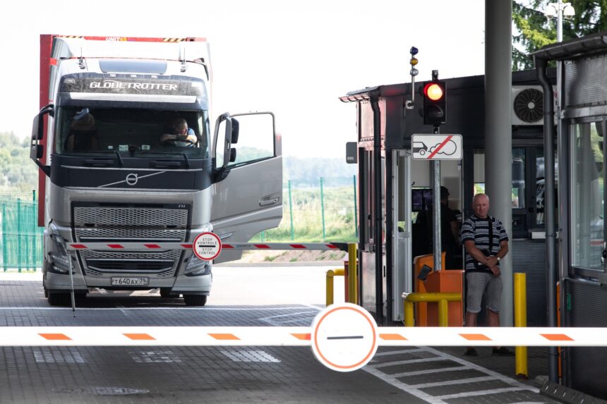  Per beveik tris savaites į Lietuvą iš Baltarusijos iš viso grįžo 826 ten kelis mėnesius sulaikyti Lietuvoje registruoti vilkikai. Valstybinės sienos apsaugos tarnybos (VSAT) atstovo Giedriaus Mišučio teigimu, pastarosiomis paromis fiksuojamas jų srauto sumažėjimas.