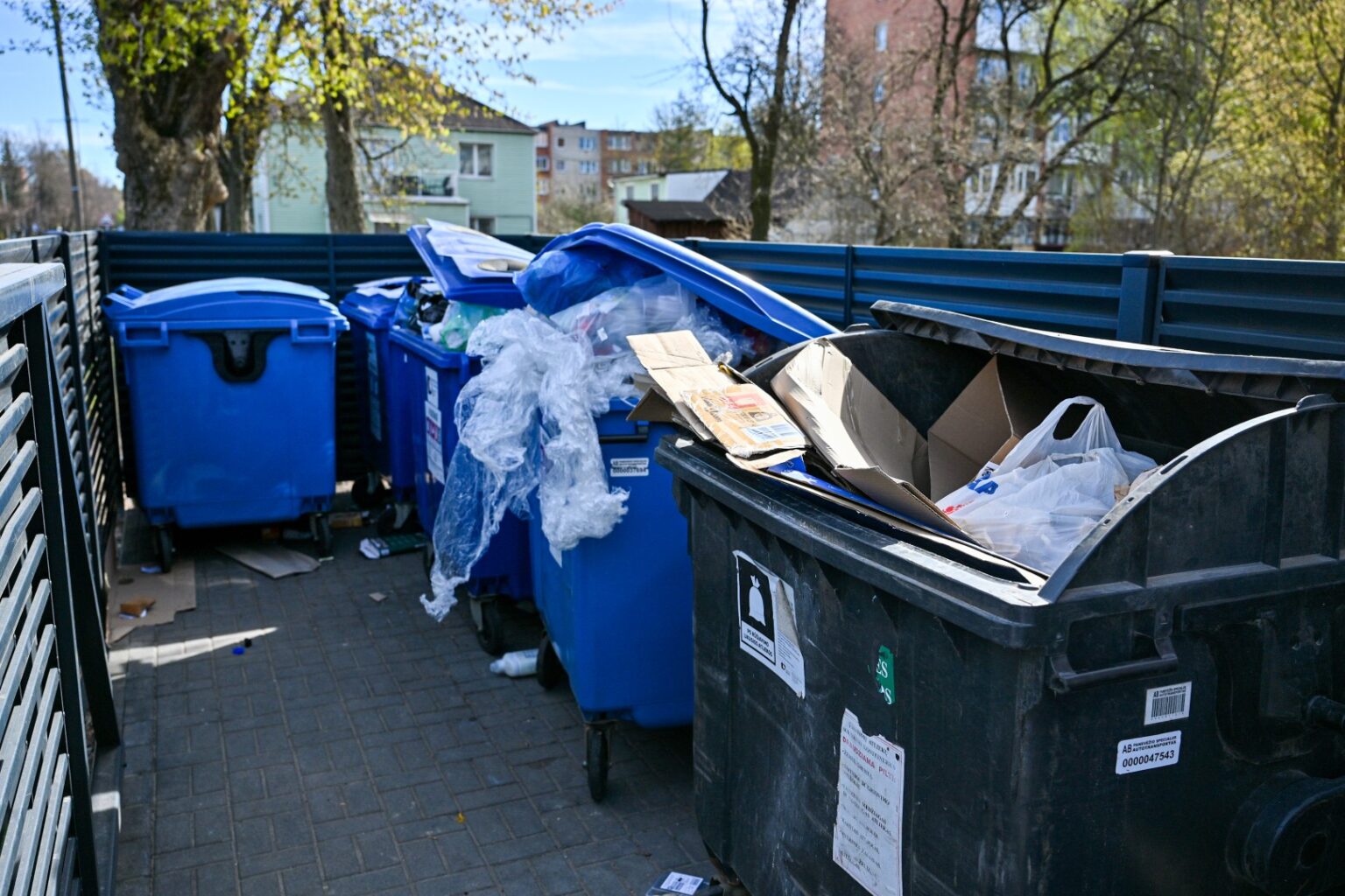 Rūšiuoti atliekas skatinami panevėžiečiai vis dažniau susiduria su paradoksu: plastiko ir popieriaus konteineriai tiek perpildyti ir laiku neišvežami, kad nelieka nieko kito, kaip popierių ar plastiką švystelti ten, kur negalima – į mišrių atliekų konteinerius.