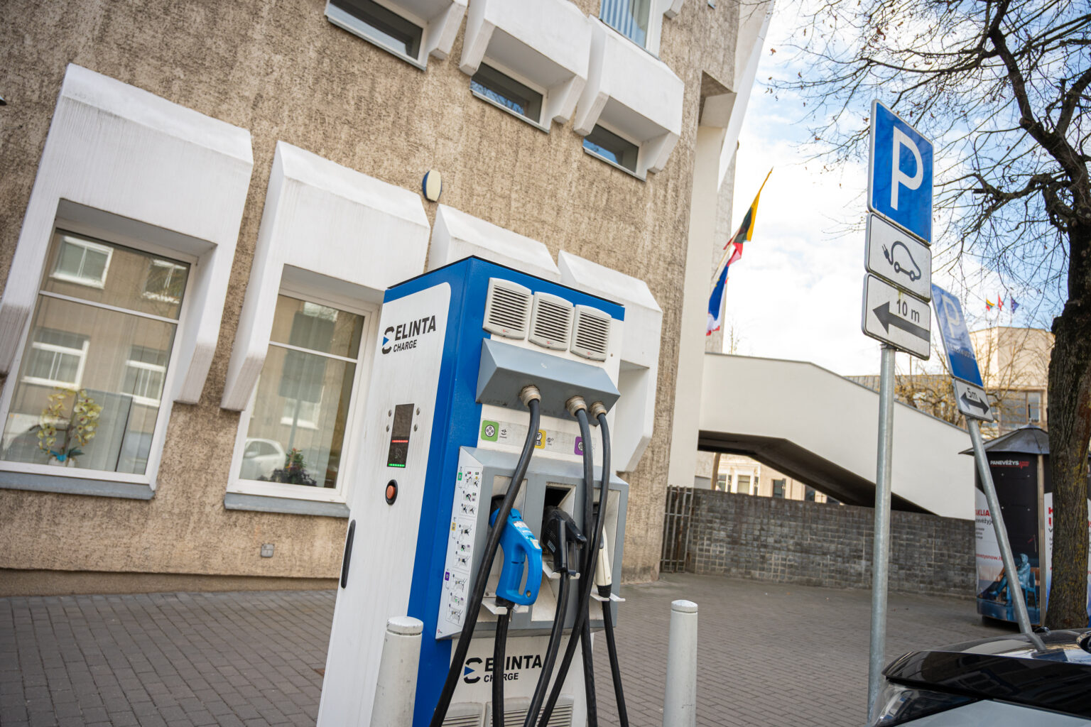 Panevėžyje bent mėnesį neveiks dauguma Savivaldybės įrengtų nemokamų elektromobilių įkrovimo stotelių.