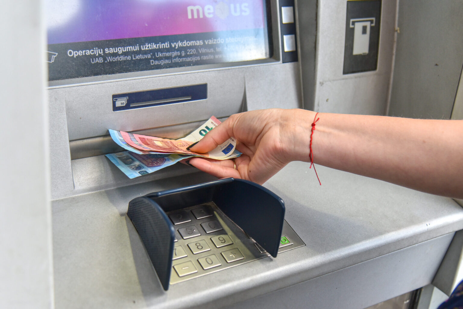 Pasitraukusiems iš antrosios pensijų pakopos pradėti mokėti pinigai darbu užvertė ne tik prekybininkus, bet ir antstolius.