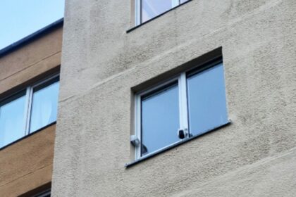 Panevėžio savivaldybę kas mėnesį pasiekia skundai dėl miesto daugiabučiuose įrengtų vaizdo stebėjimo kamerų.