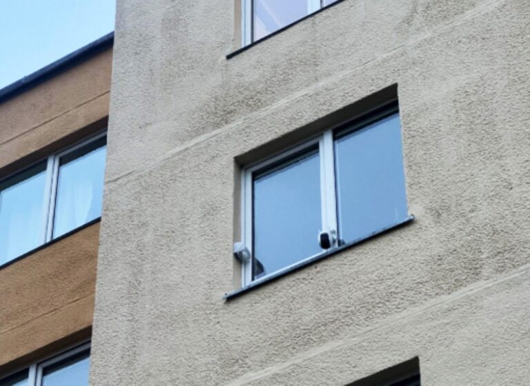 Panevėžio savivaldybę kas mėnesį pasiekia skundai dėl miesto daugiabučiuose įrengtų vaizdo stebėjimo kamerų.