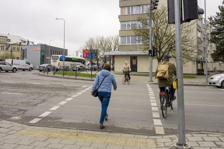 Vienoje judriausių ir didžiausių Panevėžyje Vilniaus ir J. Basanavičiaus gatvių sankryžoje – pavojingi spąstai pėstiesiems.