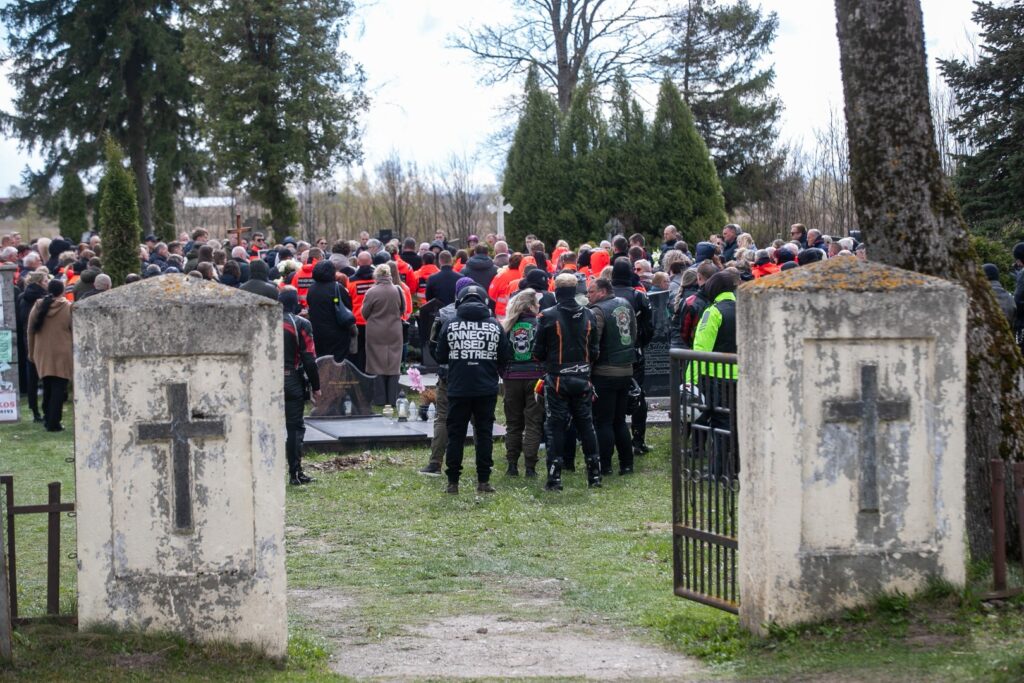 Raguvėlės kapinėse amžinojo poilsio atgulė nužudytas paramedikas