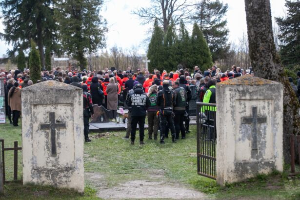 Raguvėlės kapinėse amžinojo poilsio atgulė nužudytas paramedikas