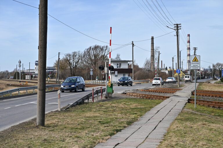 Dėl vykdomų geležinkelio pervažos remonto darbų nuo balandžio 13 d. 9.00 val. iki balandžio 14 d. 15.00 val. bus laikinai uždaryta geležinkelio pervaža Pušaloto g. ties pastatu Nr. 129A.