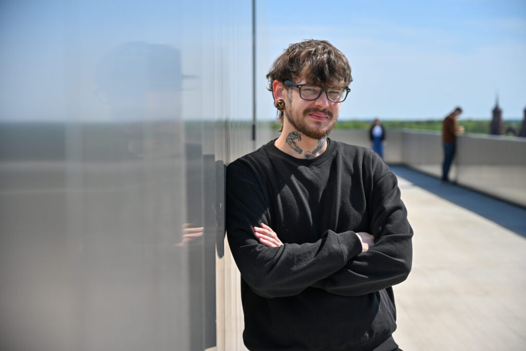 Tyla gali būti kurtinanti, tačiau kartais būtent joje gimsta jautriausi pasakojimai, ryškiausi vaizdai ir tikriausios emocijos. Klausos negalią turinčio Arno Dambrausko pasaulis – kitoks nei daugelio. Jį garsai pasiekia ne taip, kaip daugumą mūsų, tačiau Arnas moka matyti tai, ko dažnas nė nepastebi: kūno kalbą, lūpų virptelėjimą, nuotaiką. Fotografas, muzikos mylėtojas, gyvenantis tarp dviejų pasaulių – girdinčiųjų ir kurčiųjų – apie gyvenimą pasakoja vaizdais, gestais bei tatuiruotėmis ir auskarais.