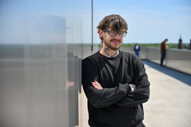 Tyla gali būti kurtinanti, tačiau kartais būtent joje gimsta jautriausi pasakojimai, ryškiausi vaizdai ir tikriausios emocijos. Klausos negalią turinčio Arno Dambrausko pasaulis – kitoks nei daugelio. Jį garsai pasiekia ne taip, kaip daugumą mūsų, tačiau Arnas moka matyti tai, ko dažnas nė nepastebi: kūno kalbą, lūpų virptelėjimą, nuotaiką. Fotografas, muzikos mylėtojas, gyvenantis tarp dviejų pasaulių – girdinčiųjų ir kurčiųjų – apie gyvenimą pasakoja vaizdais, gestais bei tatuiruotėmis ir auskarais.