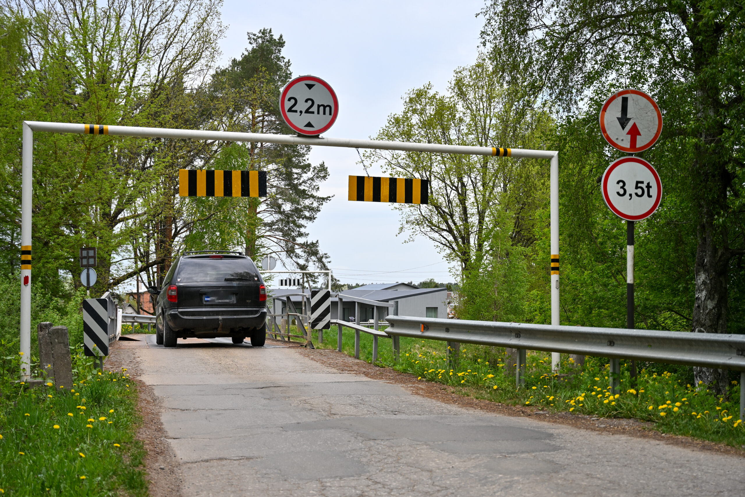 Panevėžio rajono savivaldybė ruošiasi sudėtingam sprendimui – uždaryti avarinės būklės tiltą, vedantį į „Ekranas 2“ sodų bendriją. P. ŽIDONIO nuotr.