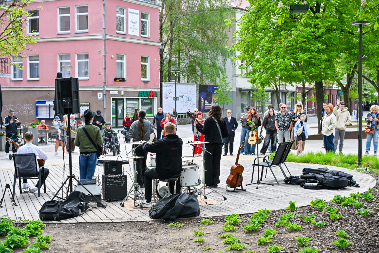 Panevėžys šiandien jau 20-ąjį kartą prisipildė gyvos muzikos garsų – per miestą nuvilnijo jubiliejinė Gatvės muzikos diena.