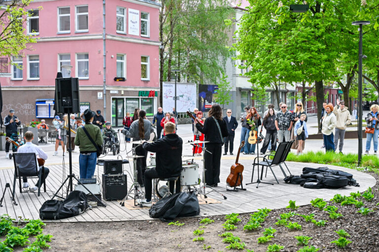 Panevėžys šiandien jau 20-ąjį kartą prisipildė gyvos muzikos garsų – per miestą nuvilnijo jubiliejinė Gatvės muzikos diena.