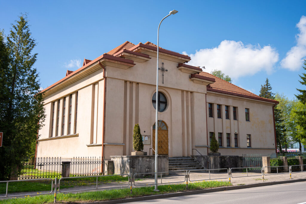 Panevėžyje yra pastatų, pro kuriuos kasdien praeiname nesusimąstydami, kad jų sienose slypi vieno žmogaus braižas. Lenkti kampai, modernūs langai, santūrios fasadų linijos – tai nebylūs ženklai architekto Antano Augustino Gargaso, kuris tarpukario Panevėžiui mėgino suteikti didmiesčio aurą.
