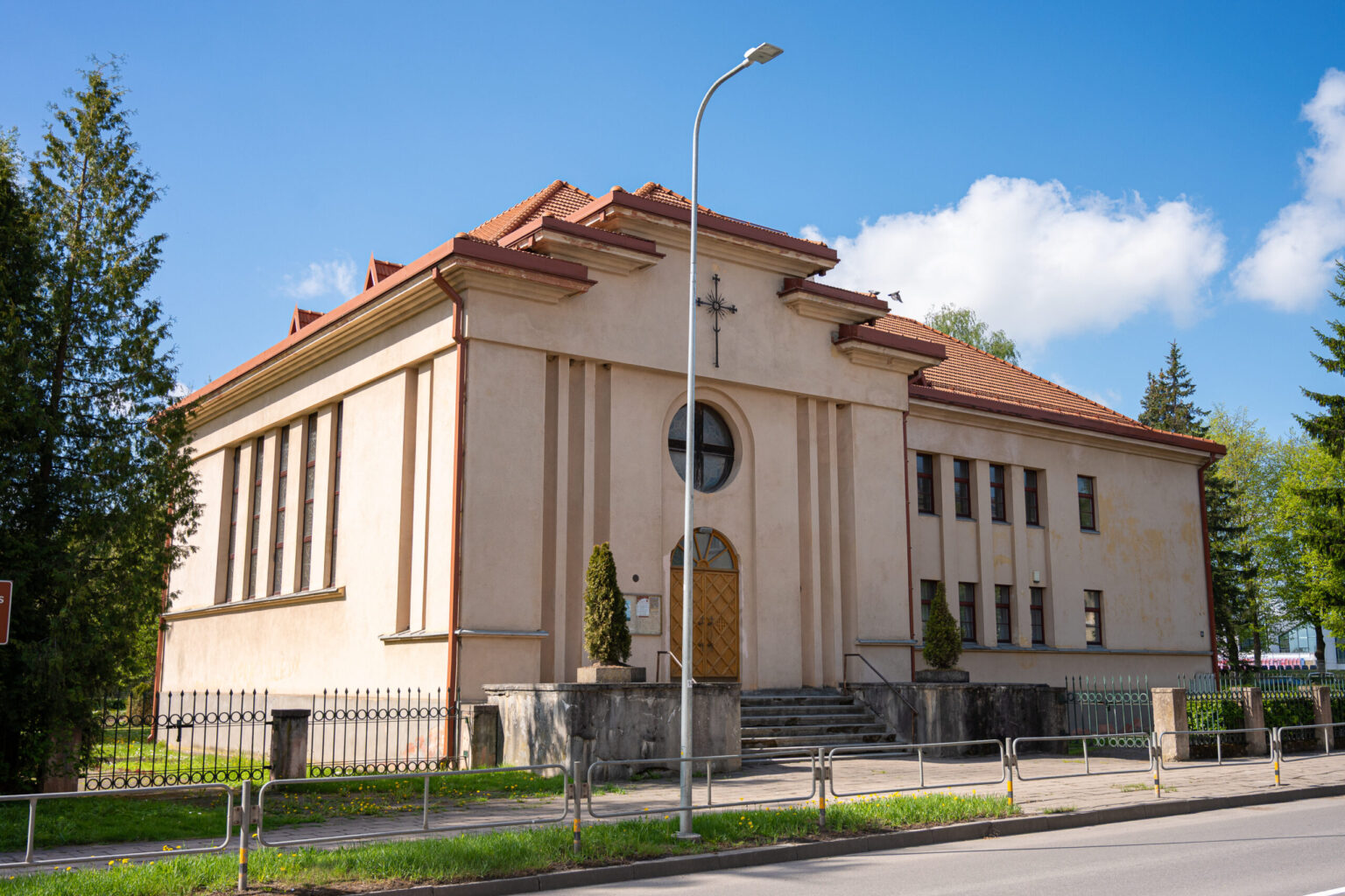 Panevėžyje yra pastatų, pro kuriuos kasdien praeiname nesusimąstydami, kad jų sienose slypi vieno žmogaus braižas. Lenkti kampai, modernūs langai, santūrios fasadų linijos – tai nebylūs ženklai architekto Antano Augustino Gargaso, kuris tarpukario Panevėžiui mėgino suteikti didmiesčio aurą.