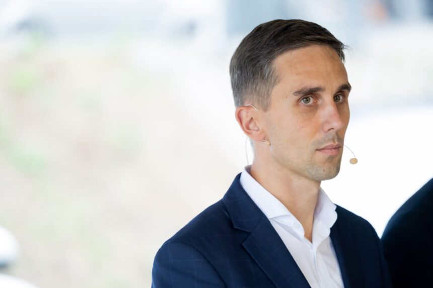 SEB banko vyriausiojo ekonomisto Tado Povilausko manymu, iki šių metų pabaigos iš antros pakopos pensijų fondų gali būti atsiimta dar apie 0,9 mlrd. eurų, bendras pasitraukusių skaičius išaugti iki 50 proc.