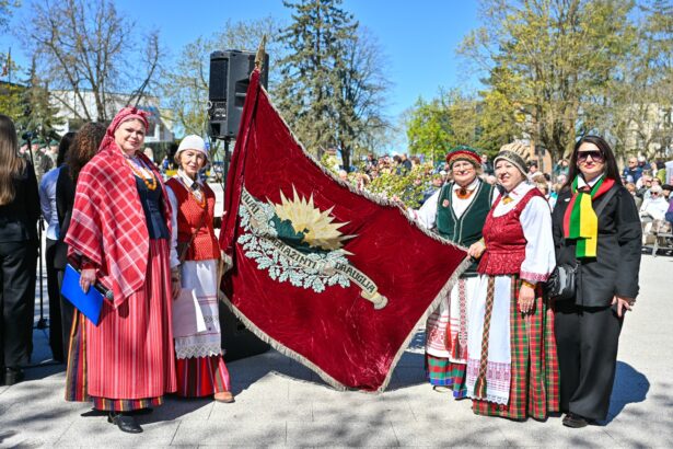 Panevėžiečiai ir miesto svečiai gegužės 1-ąją Nepriklausomybės aikštėje šventė Tautiškumo šventę.