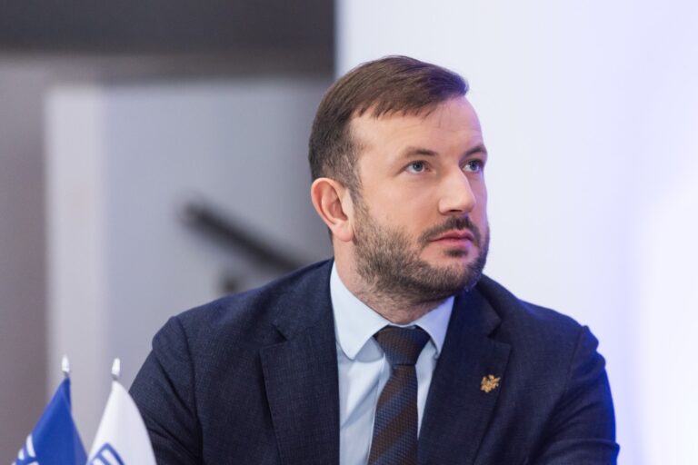 Socialdemokratams žadant per mėnesį apsispręsti dėl galimų pokyčių koalicijoje, laikinasis Demokratų sąjungos „Vardan Lietuvos“ lyderis Virginijus Sinkevičius nemano, kad valdančiosios daugumos sudėtis keisis.