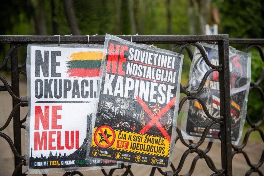 Vilniuje šeštadienio rytą Antakalnio kapinių prieigose policija sulaikė vyrą, kuris į kapines ėjo rūbuose įsisegęs Georgijaus juostelę. Šį simbolį Lietuvoje demonstruoti viešai draudžiama, už tai gresia administracinė atsakomybė.