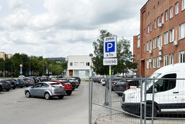 Panevėžyje bręsta planas įdiegti bendrą mėnesinį bilietą, skirtą stovėti visose mokamose automobilių aikštelėse, nepriklausomai nuo nustatytos zonos.
