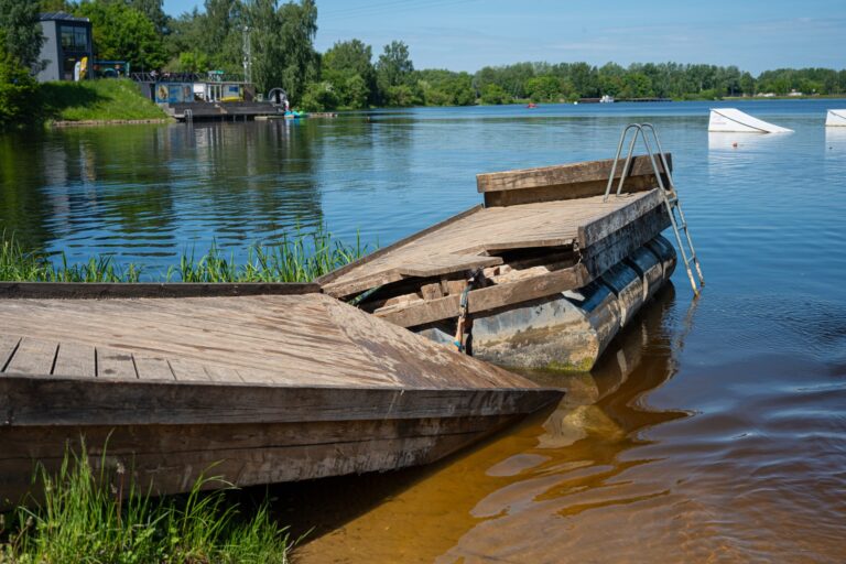 Vasaros sezonas Panevėžyje jau prasidėjo, tačiau dalis „Ekrano“ marių infrastruktūros poilsiautojų dar nepasitiks. Ją tenka gelbėti po atšiaurios žiemos.