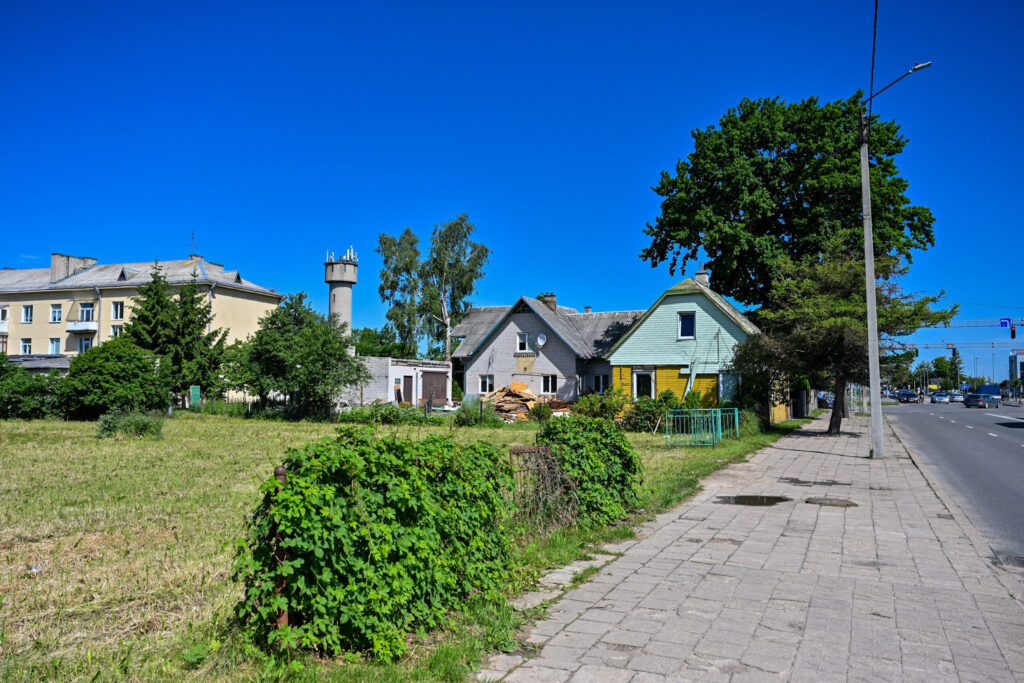 Panevėžyje judrių Smėlynės, S. Kerbedžio ir Varpo gatvių ribojamą sklypą rengiamasi paversti dar viena verslo zona. Šiuo metu griaunamas dešimtmečius joje stovintis medinis namas, netrukus bus verčiamas ir šalia paskutines dienas skaičiuojantis baltų plytų mūrinukas. Jų vietoje ateityje duris žada atverti restoranas, grožio namai ir biurai.