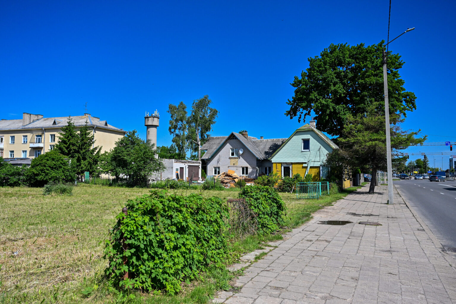 Panevėžyje judrių Smėlynės, S. Kerbedžio ir Varpo gatvių ribojamą sklypą rengiamasi paversti dar viena verslo zona. Šiuo metu griaunamas dešimtmečius joje stovintis medinis namas, netrukus bus verčiamas ir šalia paskutines dienas skaičiuojantis baltų plytų mūrinukas. Jų vietoje ateityje duris žada atverti restoranas, grožio namai ir biurai.