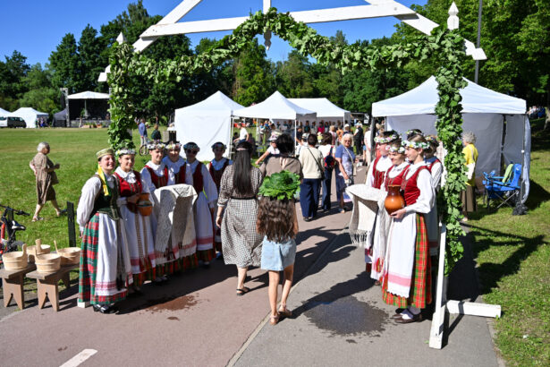 Panevėžio Skaistakalnio parkas šiandien prisipildė žolynų kvapo, muzikos, senųjų papročių ir tikros Joninių nuotaikos.