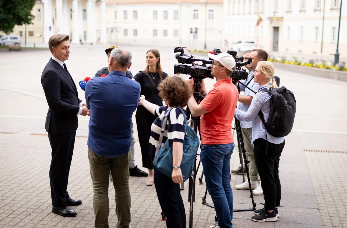 Joninių vakarą Prezidentūroje prasidėjo šalies vadovo Gitano Nausėdos ir naujosios koalicijos į premjerus deleguojamo Lietuvos socialdemokratų partijos (LSDP) pirmininko Mindaugo Sinkevičiaus susitikimas.