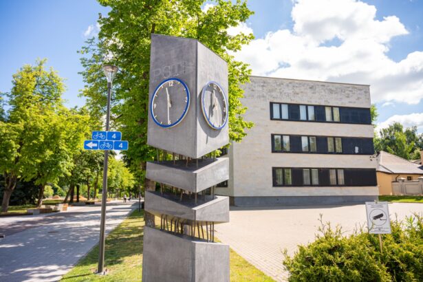 Valdovų rūmus pastatęs, Trakų pilį sutvarkęs, daugybę kitų modernių statinių Lietuvoje surentęs, Panevėžio statybos trestas, prieš metus pervadintas į „PST Group“, savo paties pastatus palieka merdėti.