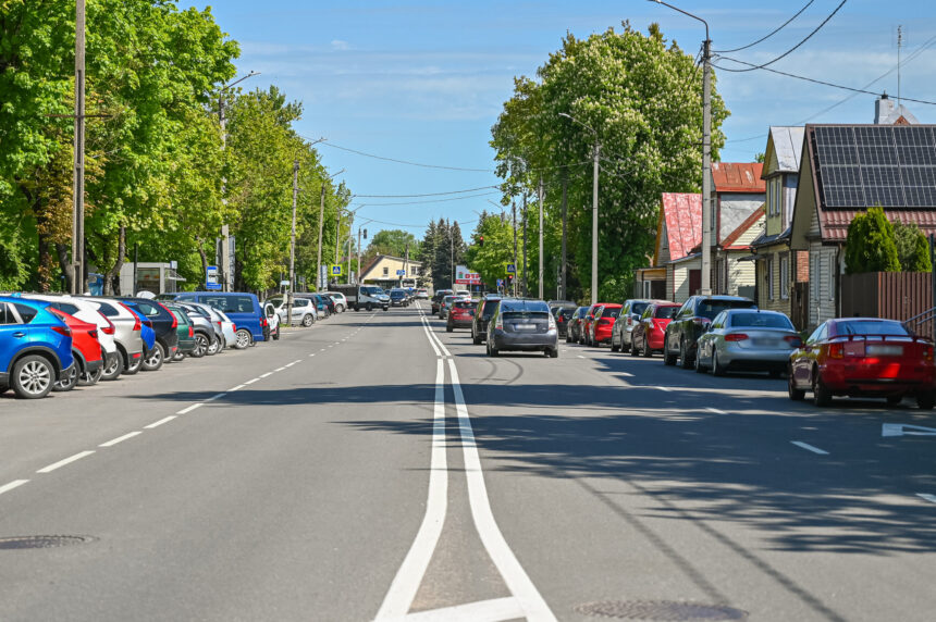 Stovėjimo vietų problemą užkimštoje Smėlynės gatvėje bus bandoma spręsti 7 mln. eurų kainuosiančiu projektu. P. ŽIDONIO nuotr.