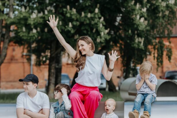 „Aš nesu pavargusi. Aš esu laiminga.“ Šiuose žodžiuose telpa visas panevėžietės Vėjūnės Vambutienės gyvenimas – keturi sūnūs ir išsvajota dukrytė, mylimas vyras šalia, didžiuliame sklype statomas svajonių namas, nuosavas verslas, konferencijos, konsultacijos, kūryba ir kasdienybė, kuri daugeliui atrodytų sunkiai įsivaizduojama.