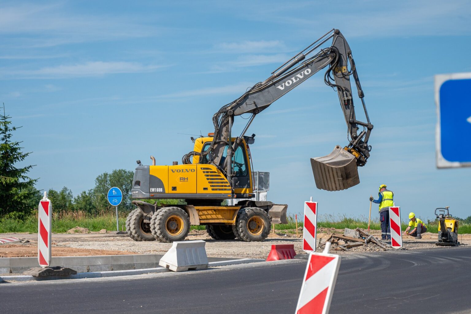 Sulaukus išsvajoto dviračių tako nuo Panevėžio iki Liūdynės remonto, pusiaukelėje esančio Velžio gyventojai pasipiktino išvydę, kaip pertvarkomas įvažiavimas į gyvenvietę.