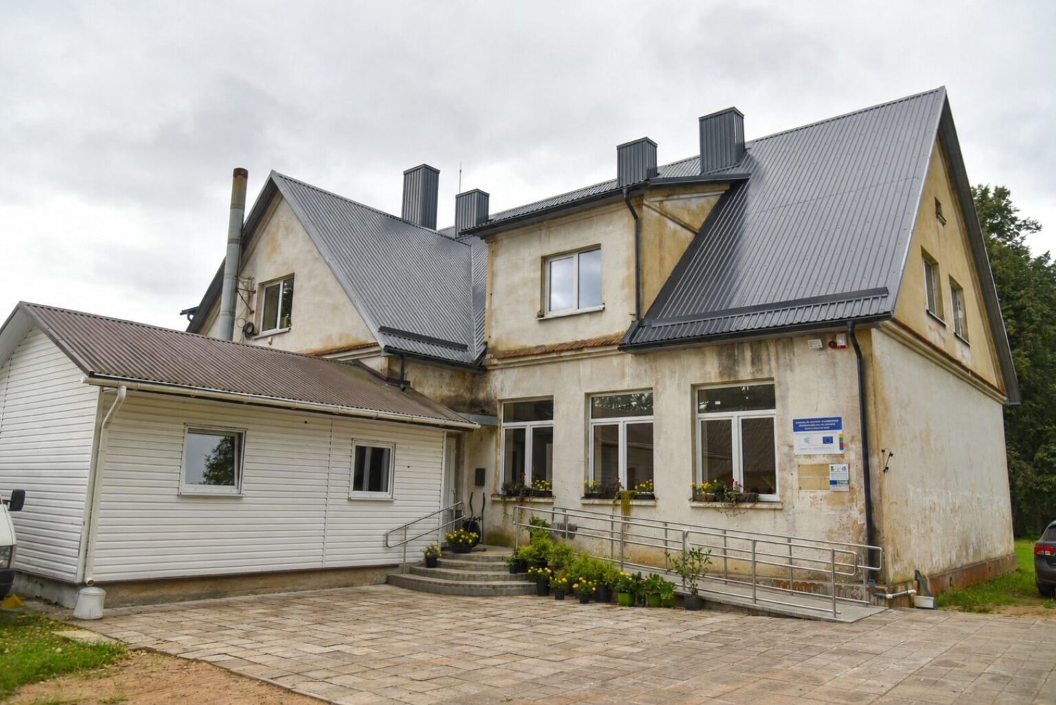 Vaizdingoje vietoje, tarp miško ir Juostos upės, prieš šimtą metų statytas buvusios Kurganavos mokyklos pastatas ruošiamas nemenkam remontui.