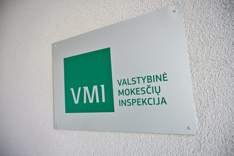 Kai panevėžietė senjorė gavo keistai surašytą laišką iš Valstybinės mokesčių inspekcijos, buvo beveik tikra, kad tai – dar vienas sukčių bandymas išvilioti duomenis. Tačiau paaiškėjo, kad įtarimų sukėlęs pranešimas buvo tikras, o VMI teko atsiprašinėti už neprofesionalumą.