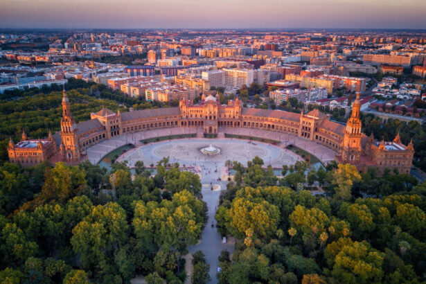 Sevilija – vienas svarbiausių ir gražiausių miestų pietų Ispanijoje. Tai Andalūzijos regiono sostinė, garsėjanti flamenko tradicijomis, maurų architektūra, apelsinmedžių alėjomis, istoriniu paveldu ir labai gyvybinga kultūra.