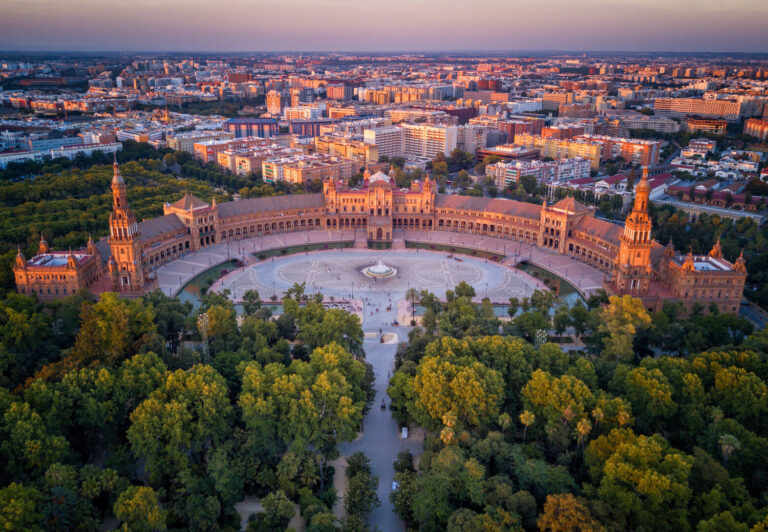 Sevilija – vienas svarbiausių ir gražiausių miestų pietų Ispanijoje. Tai Andalūzijos regiono sostinė, garsėjanti flamenko tradicijomis, maurų architektūra, apelsinmedžių alėjomis, istoriniu paveldu ir labai gyvybinga kultūra.