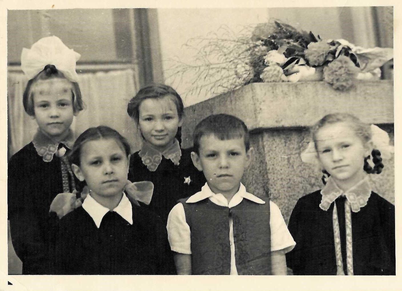Panevėžio 5-osios vidurinės mokyklos 1a klasės pirmūnai (Osvaldas viduryje). 1963 m. Virginijos Būdienės asmeninio albumo nuotr.