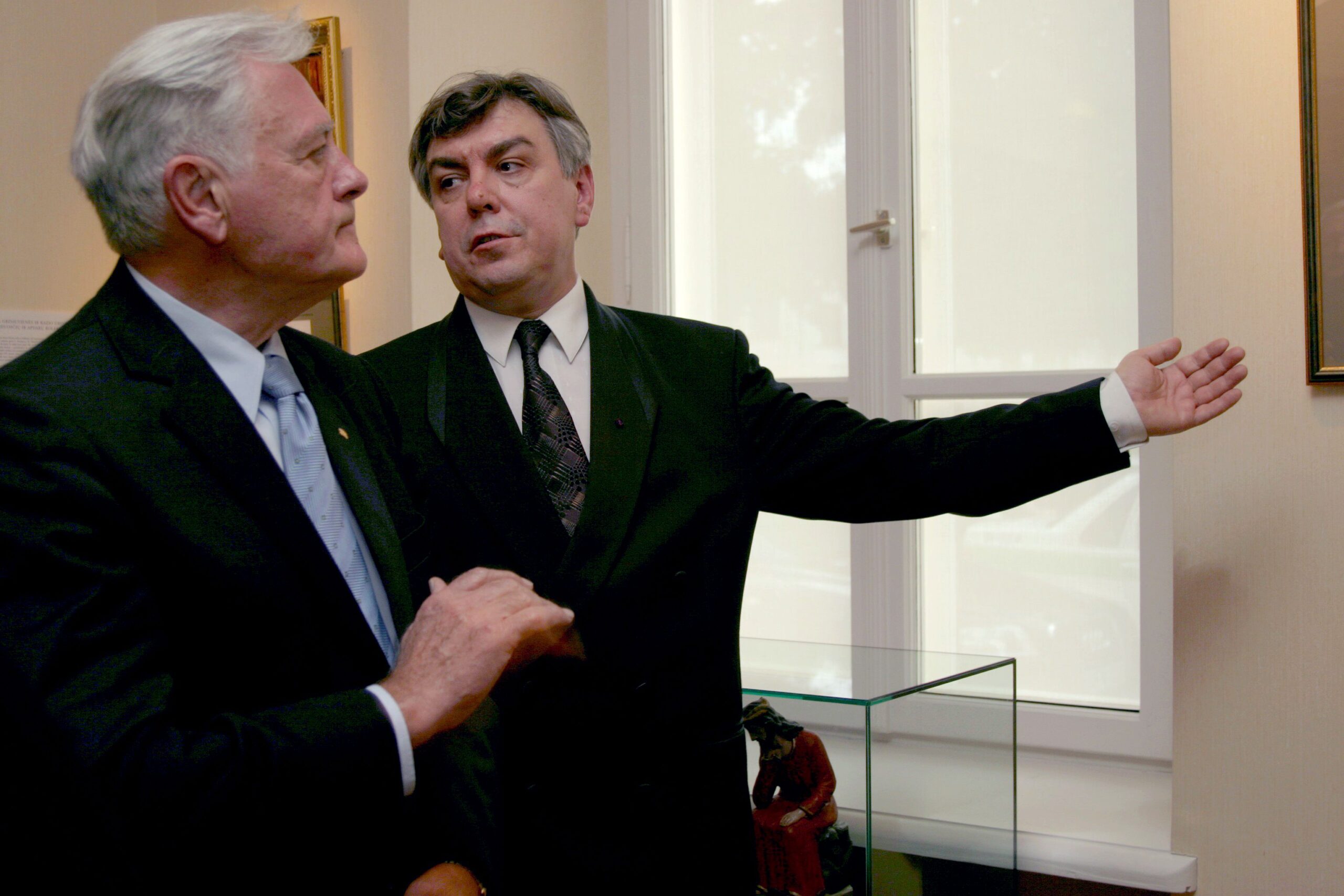 Istorinės Lietuvos Respublikos prezidentūros Kaune atidarymo iškilmės. Ekspoziciją Lietuvos Respublikos prezidentui Valdui Adamkui pristato O. Daugelis. Kaunas, 2005 m. liepos 3 d. R. Ropytės nuotr.