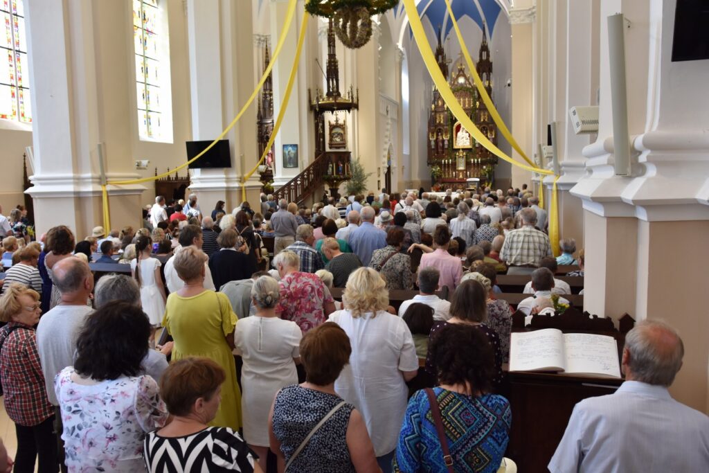 Ar į bažnyčią galima eiti apsirengus kaip į prekybos centrą ar paplūdimį? Ar kuklesnė apranga – pagarbos ženklas, o gal tik senų laikų palikimas?