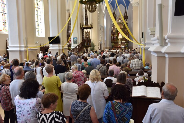 Ar į bažnyčią galima eiti apsirengus kaip į prekybos centrą ar paplūdimį? Ar kuklesnė apranga – pagarbos ženklas, o gal tik senų laikų palikimas?