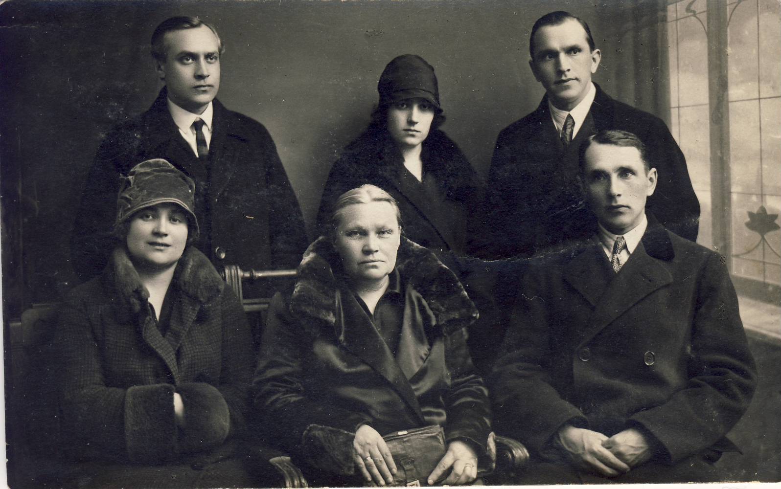 Mačiuliai. Pirmoje eilėje iš kairės: Vanda Mačiulienė, Ona Niurkienė, Stasys Mačiulis. Antroje eilėje iš kairės: Mečislovas Niurkas, Ona Mačiulienė, Petras Mačiulis. 1921 m. J. Trakmano nuotr.